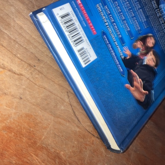 Book ONE The 39 Clues: the maze of bones by Rick Riordan - Picture 9 of 10